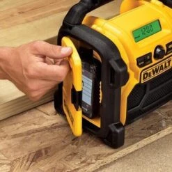 DeWalt DCR020 10.8-18V Li-Ion Accu Bouwradio - DAB+ - Werkt Op Netstroom & Accu - DCR020-QW -Makitade Winkel 8ac1f5763676737a067aca0fb4050ca7